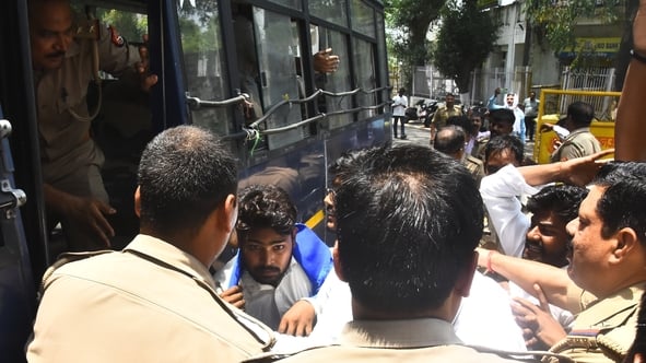 लविवि के गेट नंबर एक पर प्रदर्शन करते छात्र। लविवि के गेट नंबर एक पर प्रदर्शन करते छात्र।