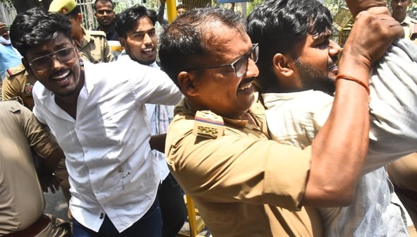लविवि के गेट नंबर एक पर प्रदर्शन करते छात्र। लविवि के गेट नंबर एक पर प्रदर्शन करते छात्र।