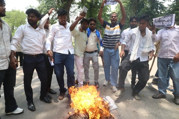 लविवि के गेट नंबर एक पर प्रदर्शन करते छात्र। लविवि के गेट नंबर एक पर प्रदर्शन करते छात्र।