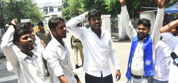 लविवि के गेट नंबर एक पर प्रदर्शन करते छात्र। लविवि के गेट नंबर एक पर प्रदर्शन करते छात्र।