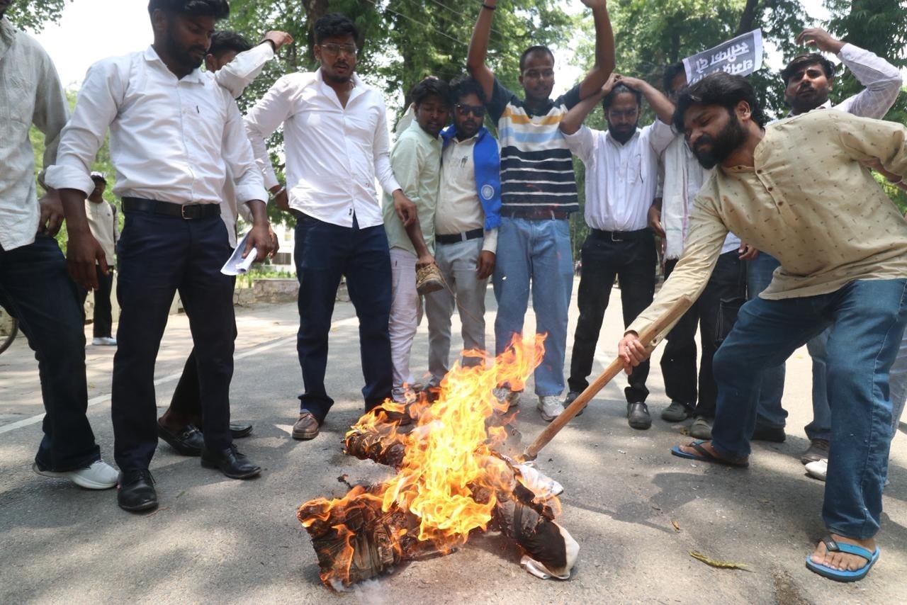 लविवि के गेट नंबर एक पर प्रदर्शन करते छात्र। लविवि के गेट नंबर एक पर प्रदर्शन करते छात्र।