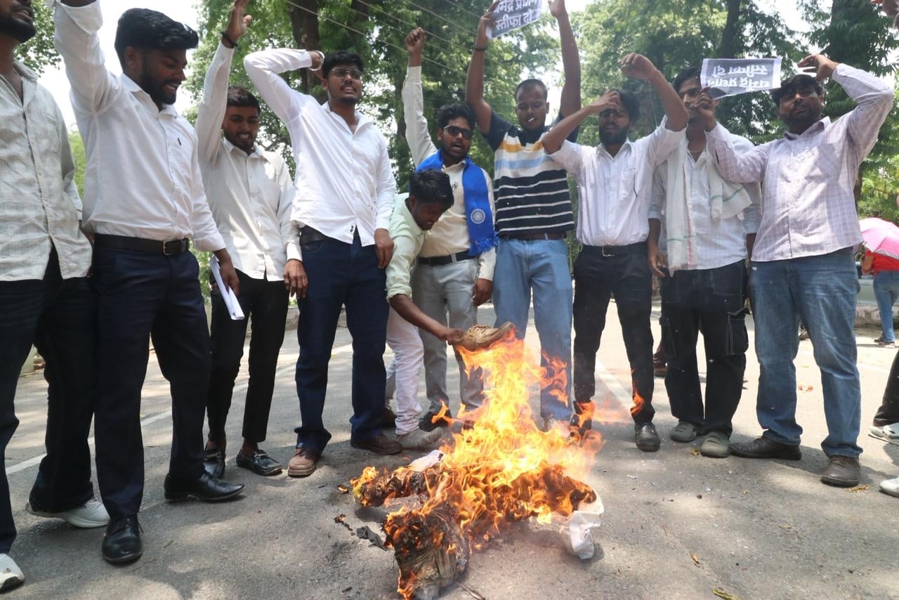 लविवि के गेट नंबर एक पर प्रदर्शन करते छात्र। लविवि के गेट नंबर एक पर प्रदर्शन करते छात्र।