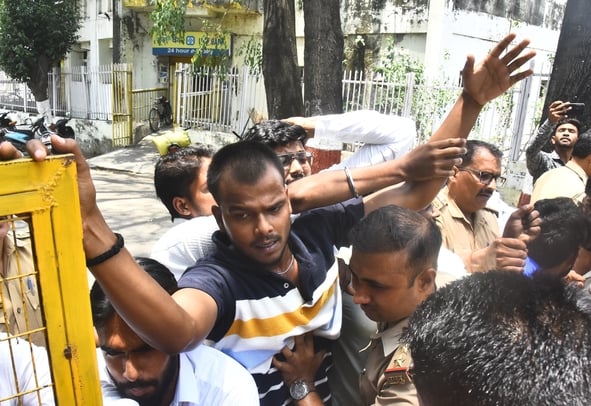 लविवि के गेट नंबर एक पर प्रदर्शन करते छात्र। लविवि के गेट नंबर एक पर प्रदर्शन करते छात्र।