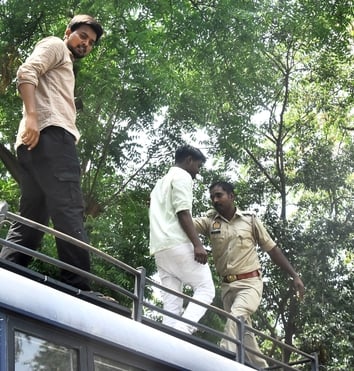 लविवि के गेट नंबर एक पर प्रदर्शन करते छात्र। लविवि के गेट नंबर एक पर प्रदर्शन करते छात्र।