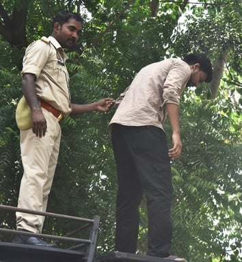 लविवि के गेट नंबर एक पर प्रदर्शन करते छात्र। लविवि के गेट नंबर एक पर प्रदर्शन करते छात्र।
