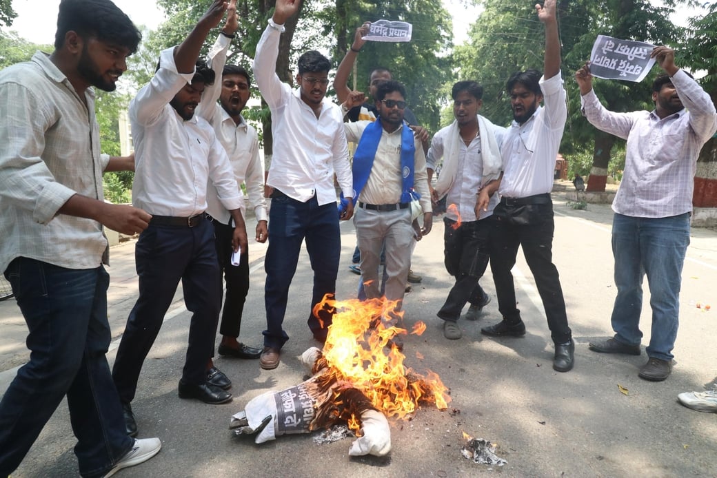 लविवि के गेट नंबर एक पर प्रदर्शन करते छात्र। लविवि के गेट नंबर एक पर प्रदर्शन करते छात्र।
