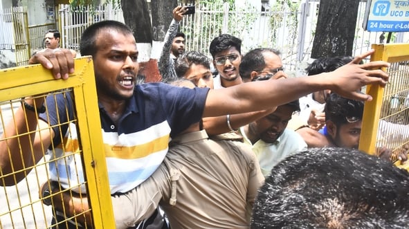 लविवि के गेट नंबर एक पर प्रदर्शन करते छात्र। लविवि के गेट नंबर एक पर प्रदर्शन करते छात्र।