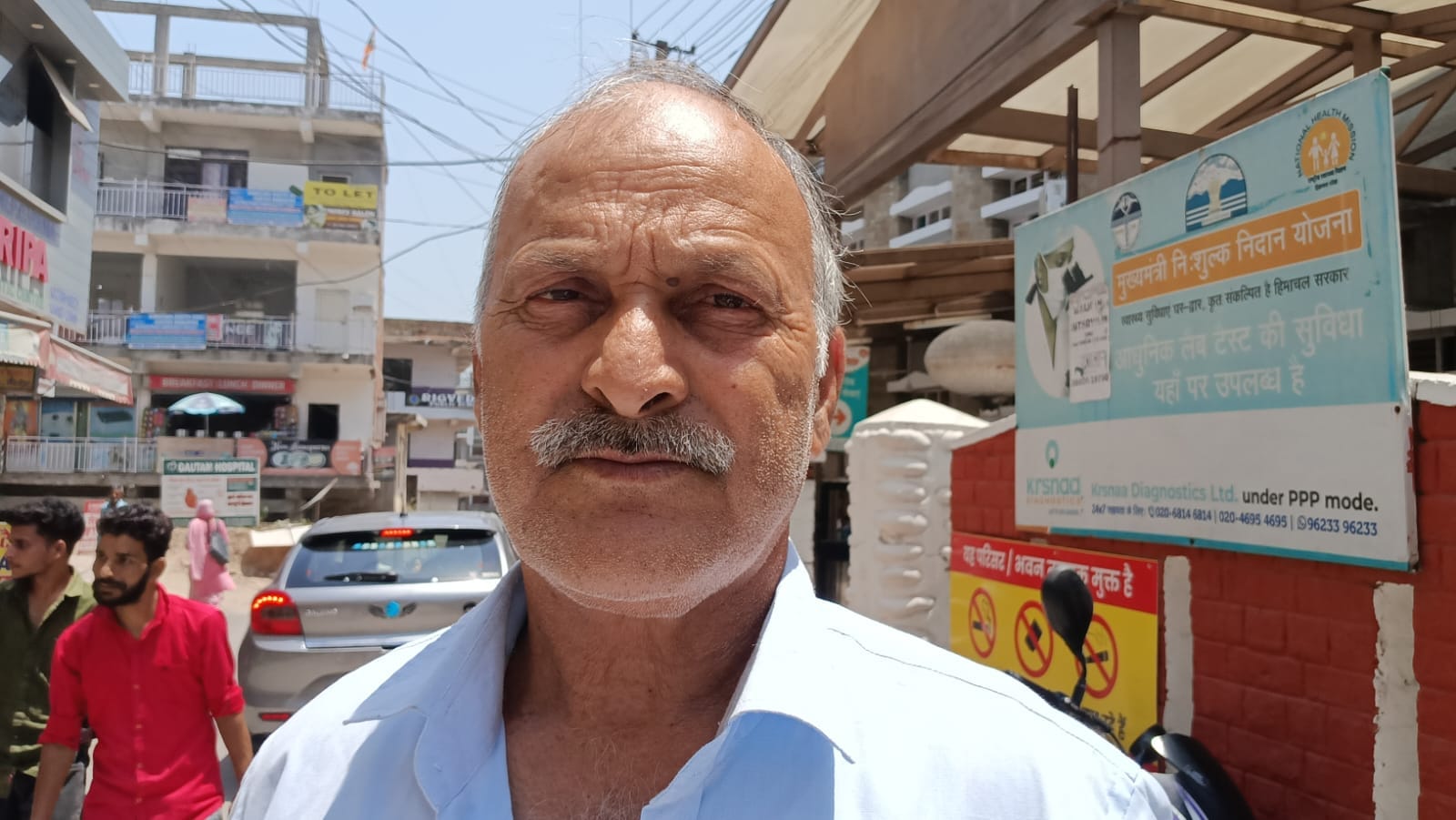मेडिकल कॉलेज हमीरपुर की फार्मेसी में दवाइयां प्राप्त करते मरीज। संवाद
