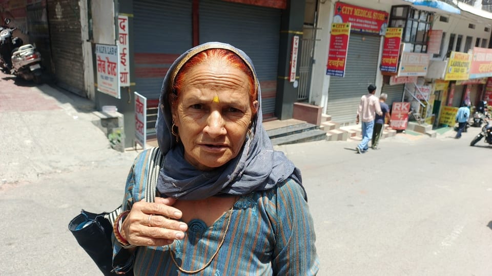 मेडिकल कॉलेज हमीरपुर की फार्मेसी में दवाइयां प्राप्त करते मरीज। संवाद