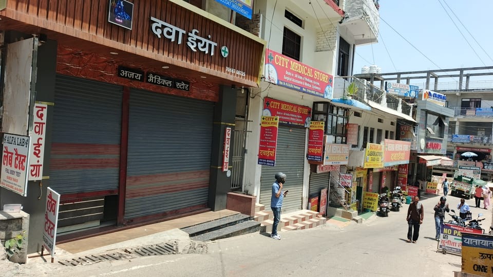 मेडिकल कॉलेज हमीरपुर की फार्मेसी में दवाइयां प्राप्त करते मरीज। संवाद