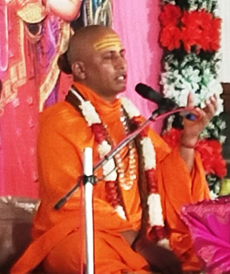मंडौली के स्कूल में आयोजित शिविर में विद्यार्थियों की आंखों की जांच करते चिकित्सक।