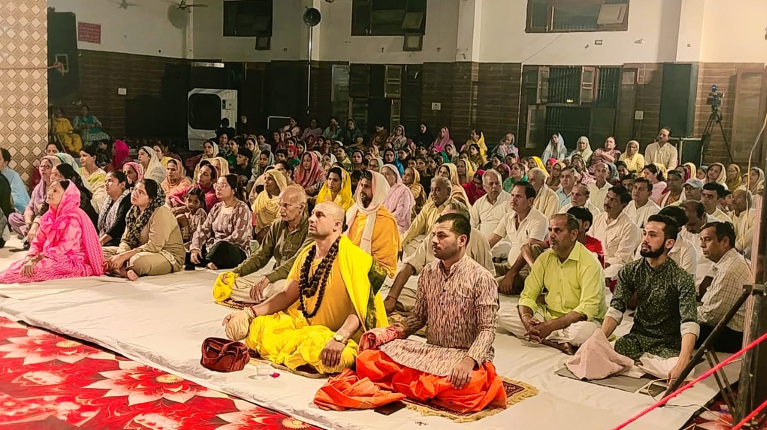 मंडौली के स्कूल में आयोजित शिविर में विद्यार्थियों की आंखों की जांच करते चिकित्सक।