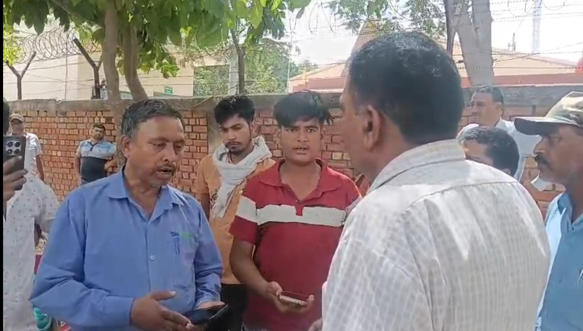 मौके पर समझाती पुलिस टीम। स्रोत : वीडियो ग्रैब मौके पर समझाती पुलिस टीम। स्रोत : वीडियो ग्रैब