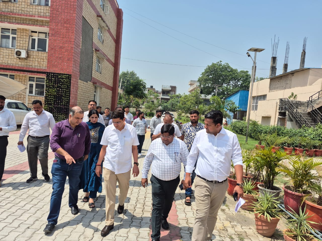 मुकंद लाल जिला नागरिक अस्पताल का निरीक्षण करते एडीसी नवीन आहूजा व पीडब्ल्यूडी के अधिकारी।
