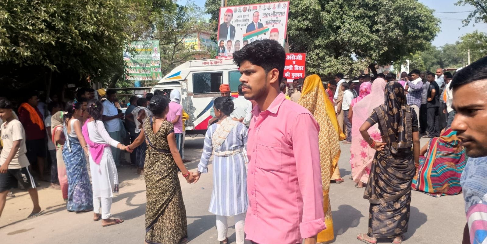 माल-इटौंजा मार्ग पर शव रखकर प्रदर्शन करते सोनी के परिजन। माल-इटौंजा मार्ग पर शव रखकर प्रदर्शन करते सोनी के परिजन।