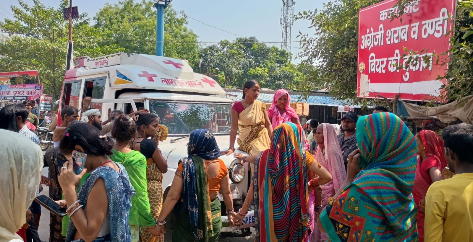 माल-इटौंजा मार्ग पर शव रखकर प्रदर्शन करते सोनी के परिजन। माल-इटौंजा मार्ग पर शव रखकर प्रदर्शन करते सोनी के परिजन।