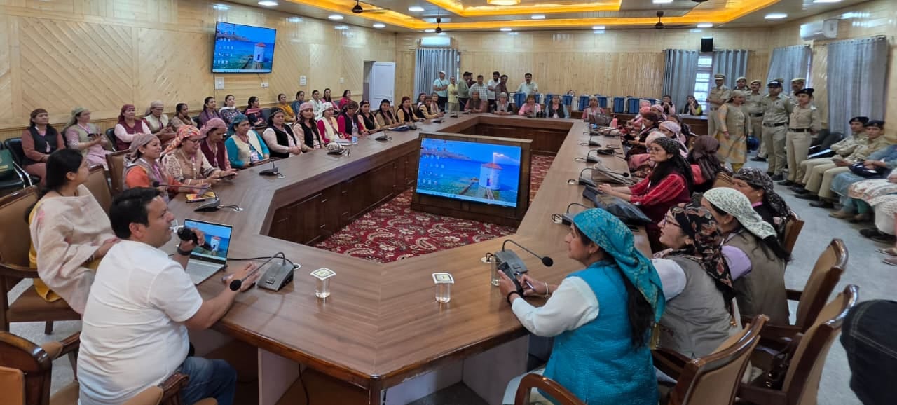 नगर परिषद रोहडू में मतदान के लिए महिला टीमों को रवाना करते समय दिशा निर्देश देते  निर्वाचन अधि