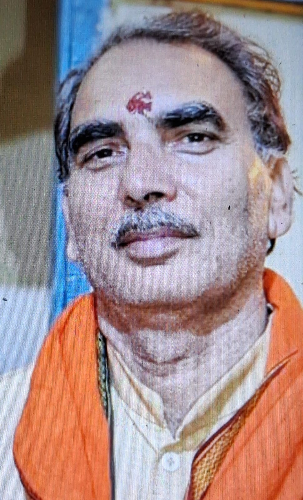 निधौली कलां में तिराहे पर झुका हुआ बिजली का पोल, जिससे हादसे का डर बना हुआ है। संवाद निधौली कलां में तिराहे पर झुका हुआ बिजली का पोल, जिससे हादसे का डर बना हुआ है। संवाद
