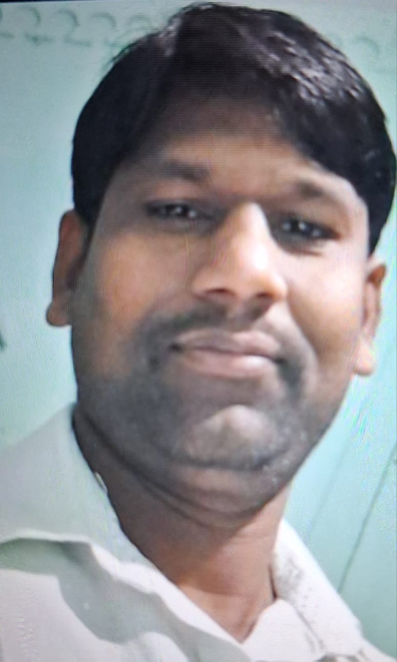 निधौली कलां में तिराहे पर झुका हुआ बिजली का पोल, जिससे हादसे का डर बना हुआ है। संवाद निधौली कलां में तिराहे पर झुका हुआ बिजली का पोल, जिससे हादसे का डर बना हुआ है। संवाद