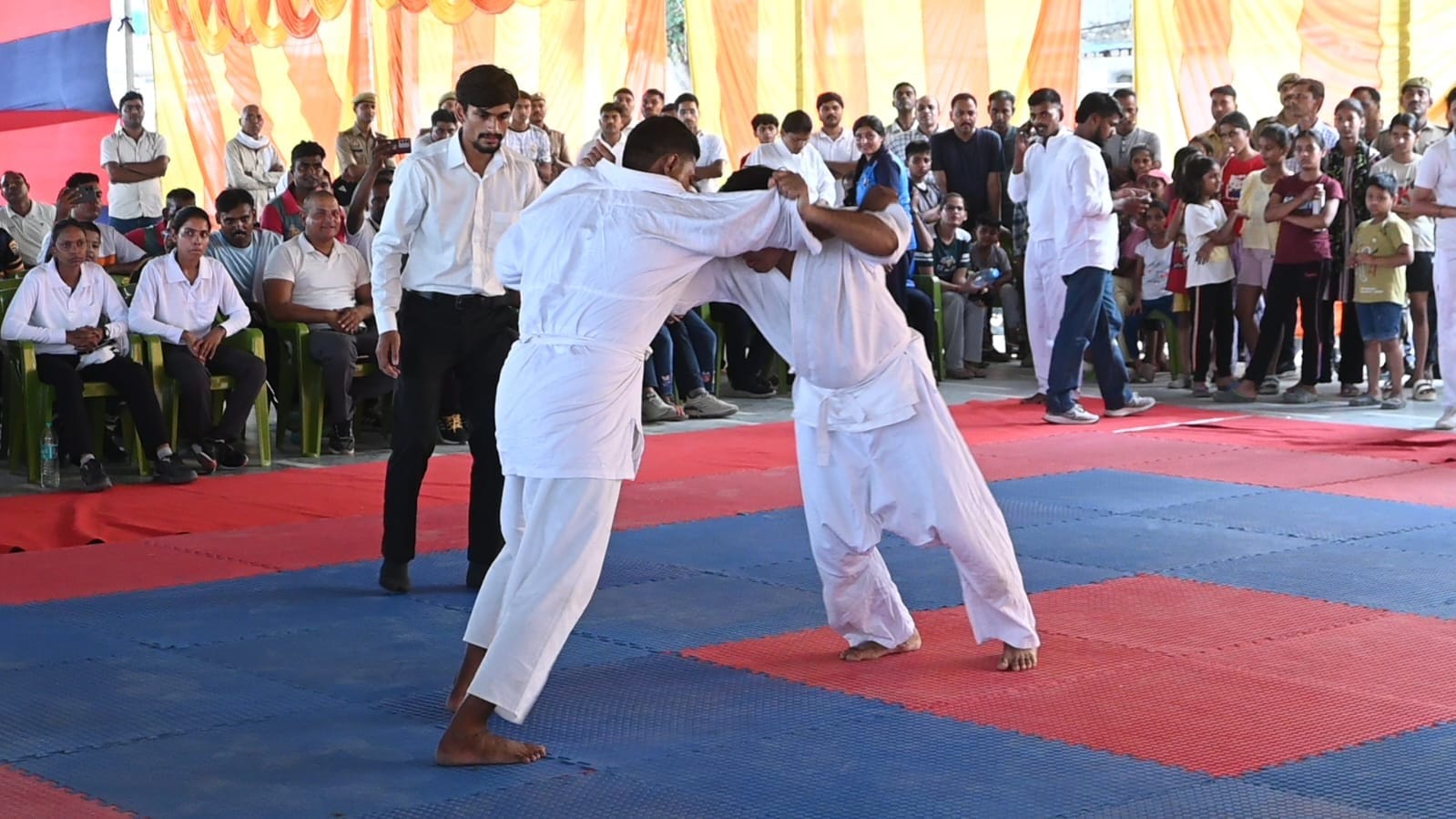 पुलिस लाइन में 29वीं अंतरजनपदीय वाराणसी जोन जूडो क्लस्टर प्रतियोगिता में खिलाड़ियों को सम्मानि पुलिस लाइन में 29वीं अंतरजनपदीय वाराणसी जोन जूडो क्लस्टर प्रतियोगिता में खिलाड़ियों को सम्मानि