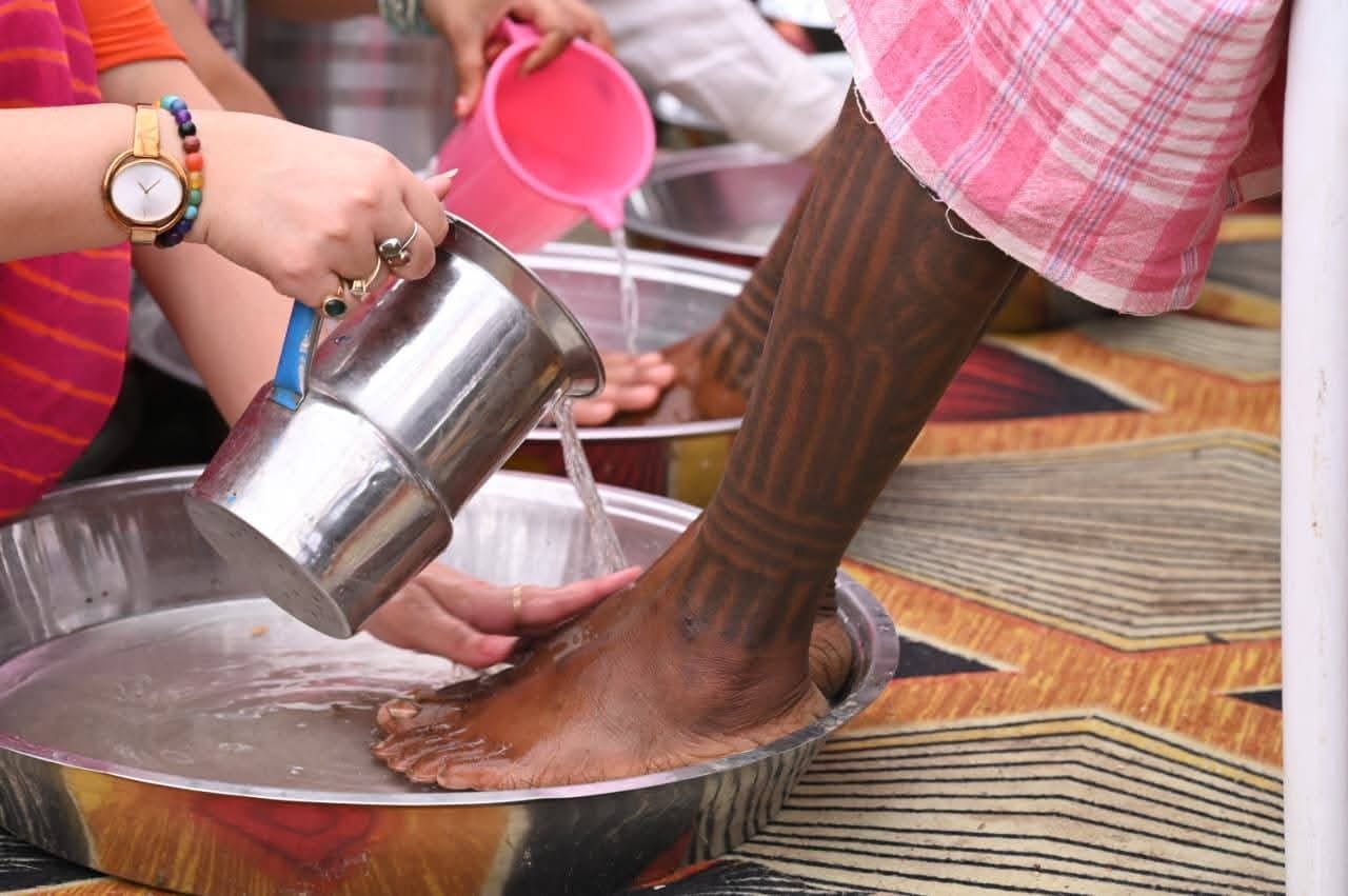 पैर पखारकर स्वागत किया गया