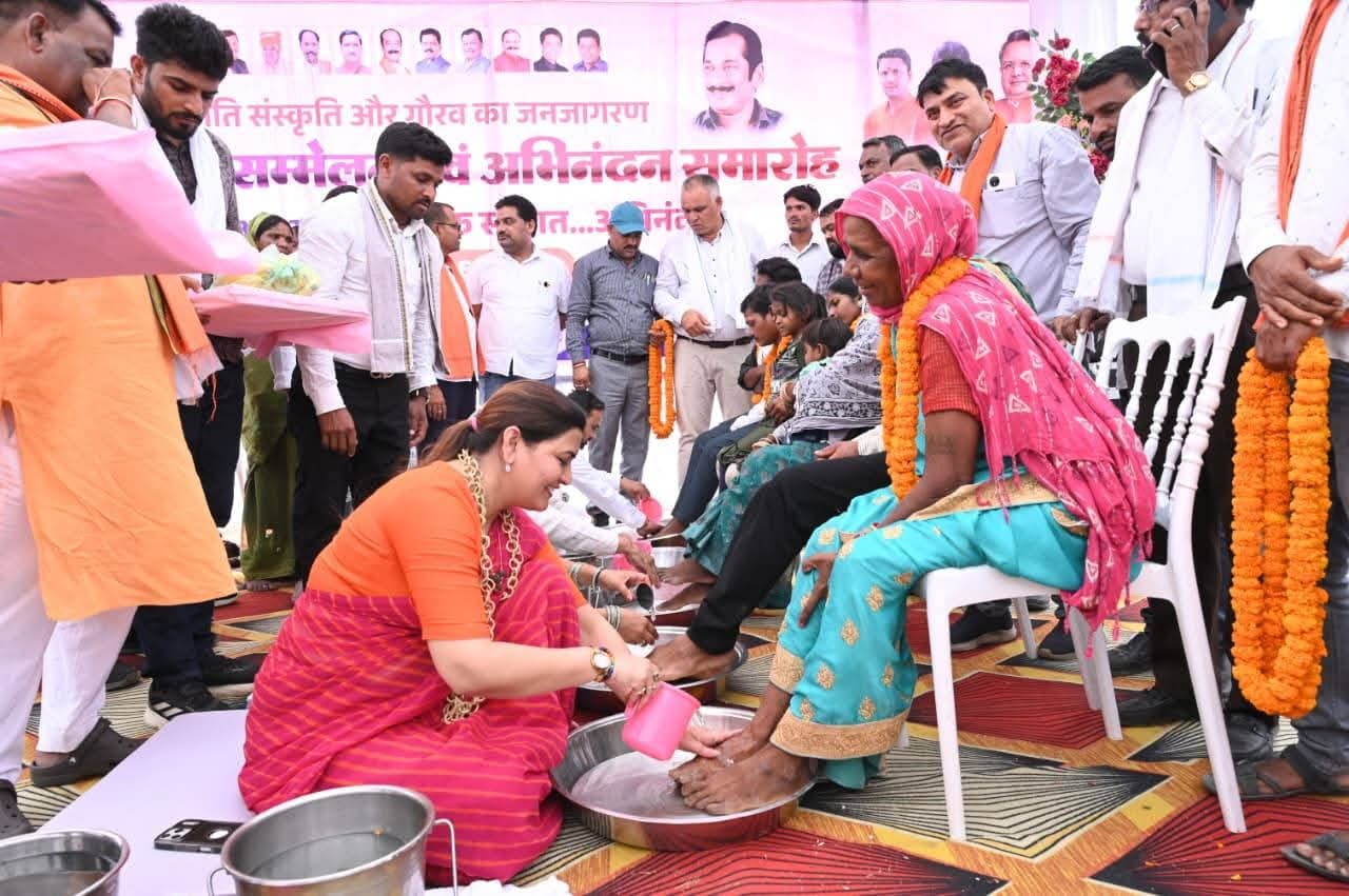 पैर पखारकर स्वागत किया गया