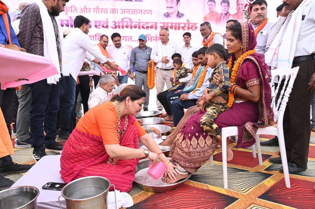 पैर पखारकर स्वागत किया गया