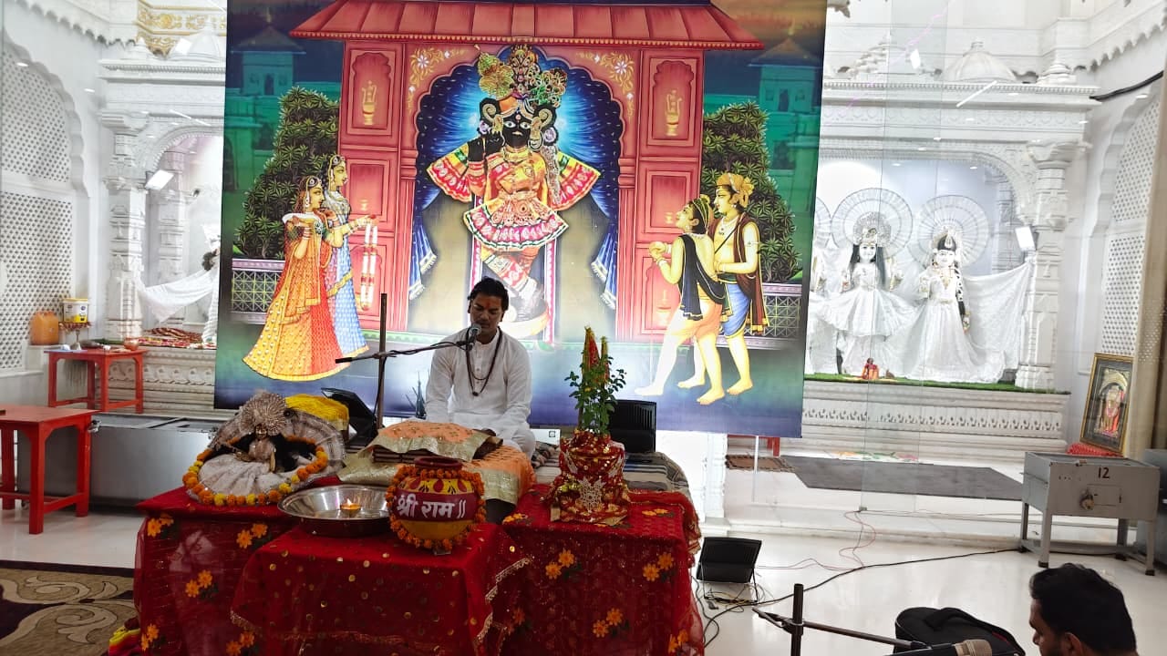पुरुषोत्तम मास कथा पर झूमते लोग। स्रोत मंदिर पुरुषोत्तम मास कथा पर झूमते लोग। स्रोत मंदिर
