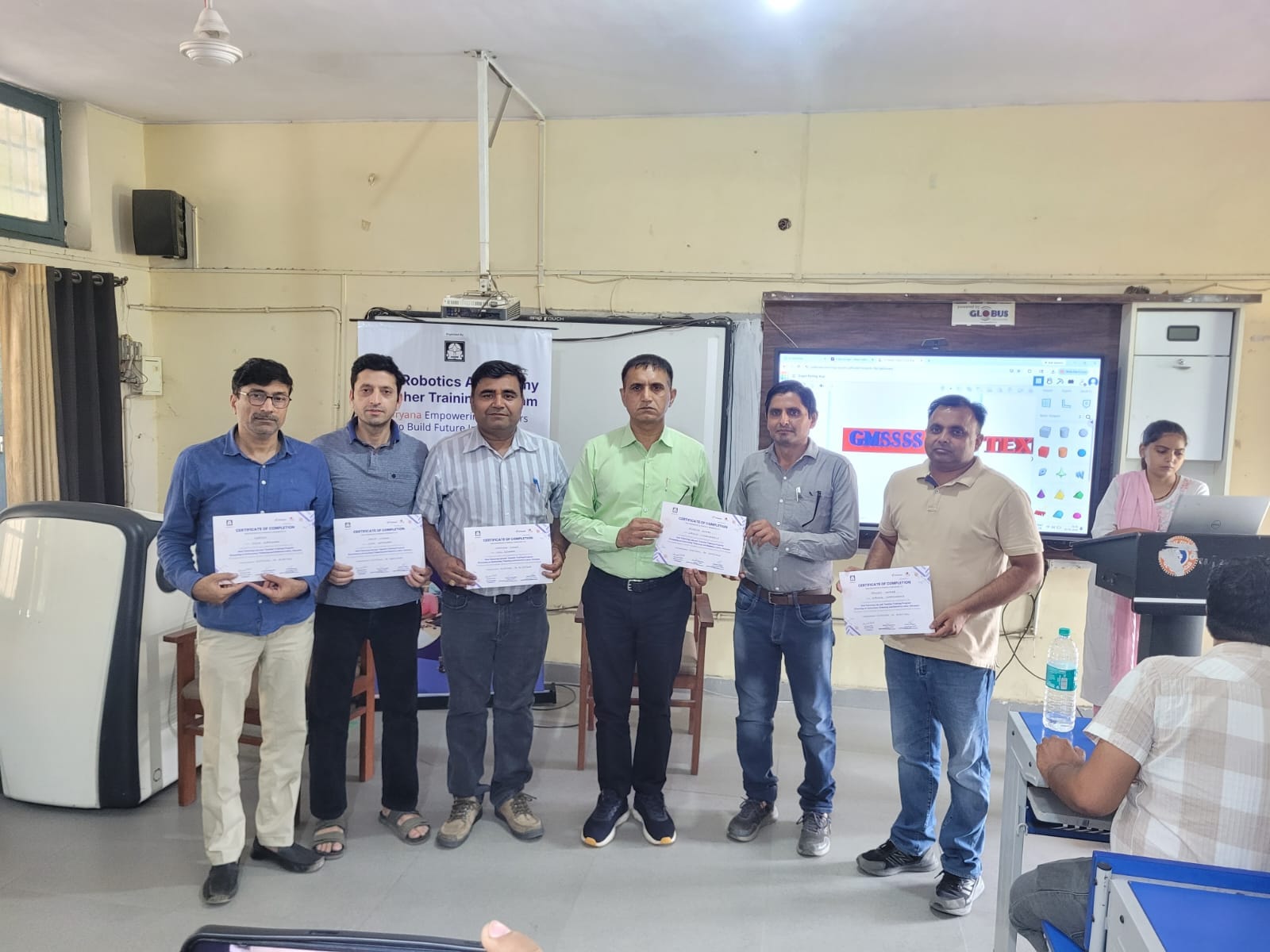 प्रतिभागियों को प्रमाणपत्र वितरित करते मुख्यातिथि। विभाग प्रतिभागियों को प्रमाणपत्र वितरित करते मुख्यातिथि। विभाग