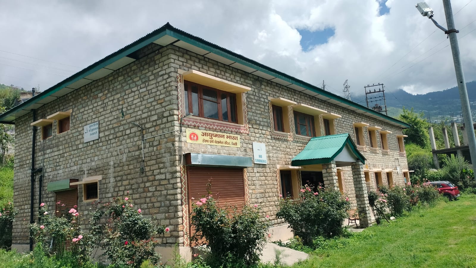 सुंडा-सनेई सडक़ की खस्ताहालत से जूझ रहे ग्रामीण। संवाद