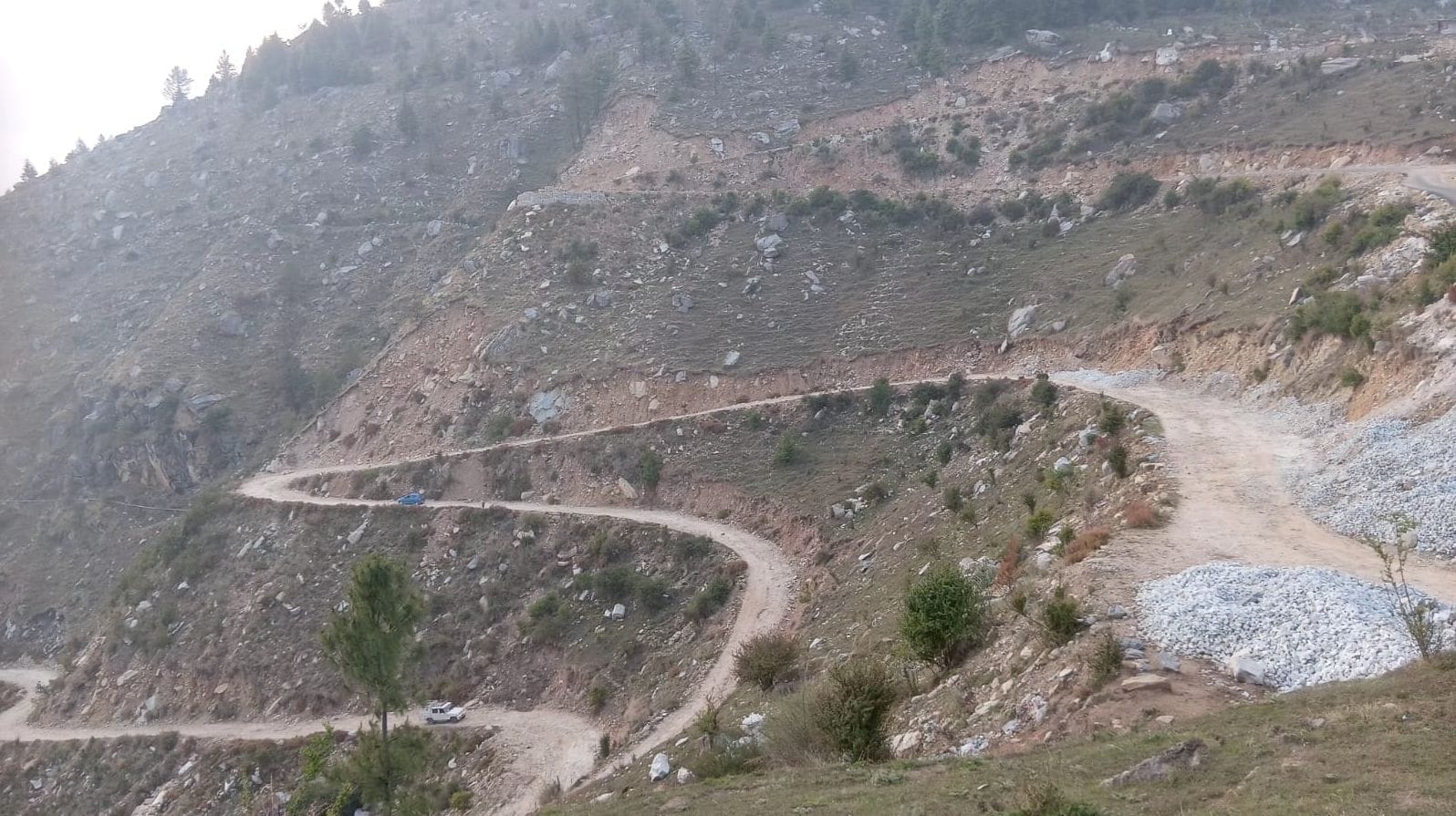 सुंडा-सनेई सडक़ की खस्ताहालत से जूझ रहे ग्रामीण। संवाद