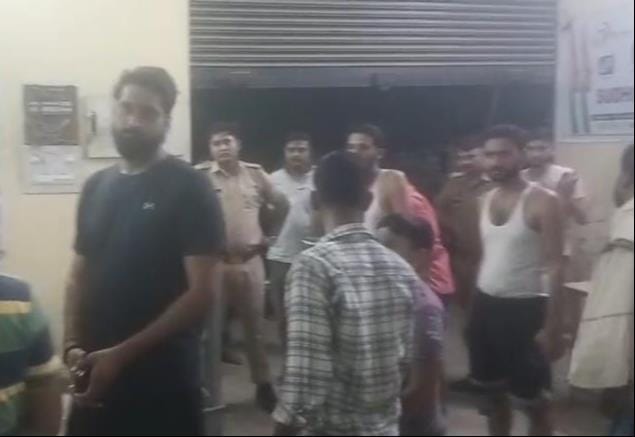 सड़क और उपकेंद्र पर प्रदर्शन करते और जाम लगाते बिजली उपभोक्ता। 