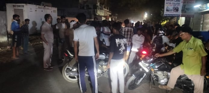 सड़क और उपकेंद्र पर प्रदर्शन करते और जाम लगाते बिजली उपभोक्ता। 