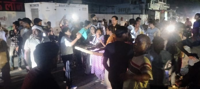 सड़क और उपकेंद्र पर प्रदर्शन करते और जाम लगाते बिजली उपभोक्ता। 