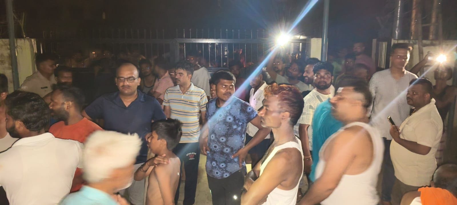 सड़क और उपकेंद्र पर प्रदर्शन करते और जाम लगाते बिजली उपभोक्ता। 
