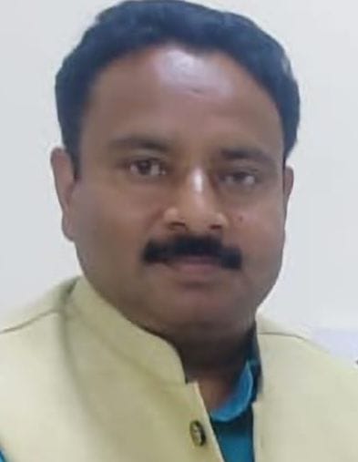 शाहजहांपुर में उपकेंद्र पर काम करते कर्मचारी। फाइल फोटो शाहजहांपुर में उपकेंद्र पर काम करते कर्मचारी। फाइल फोटो