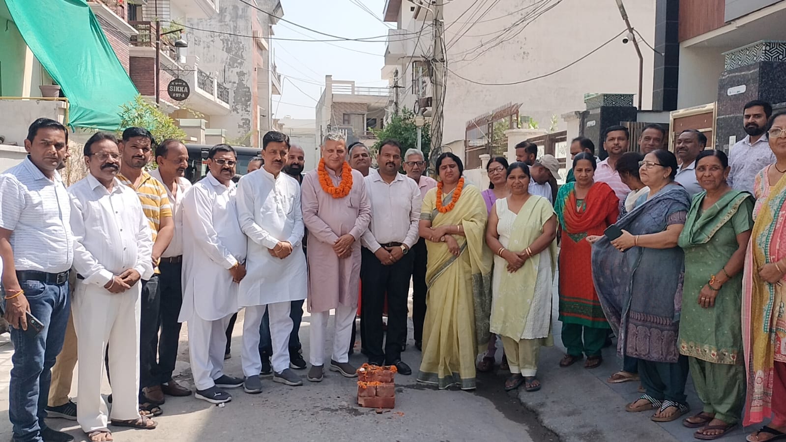 शहर की जैन कॉलोनी में विकास कार्यों का  शुभारंभ करती मेयर सुमन बहमनी, पूर्व कैबिनेट मंत्री व अन