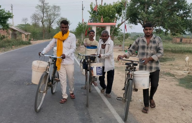 शिवगढ़ के कमलेश्वरनाथ मंदिर से बसहा गांव एक किमी दूर पानी ले जाती महिलाएं। संवाद शिवगढ़ के कमलेश्वरनाथ मंदिर से बसहा गांव एक किमी दूर पानी ले जाती महिलाएं। संवाद
