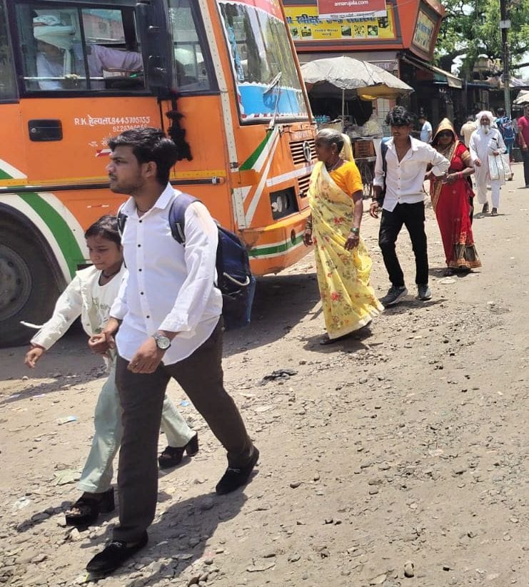 दोपहर के समय बदायूं-उझानी हाईवे पर पसरा सन्नाटा। संवाद दोपहर के समय बदायूं-उझानी हाईवे पर पसरा सन्नाटा। संवाद