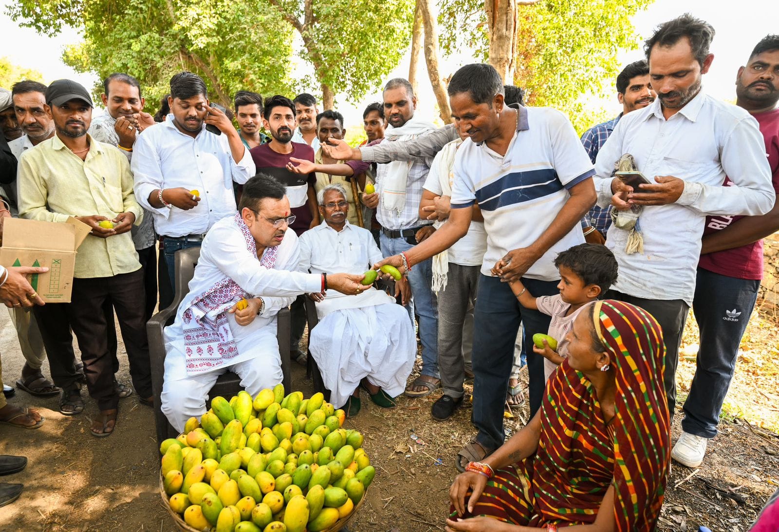 दिव्यांग बच्चे को लेकर अपने पति के तबादले की गुहार लगाती महिला। दिव्यांग बच्चे को लेकर अपने पति के तबादले की गुहार लगाती महिला।