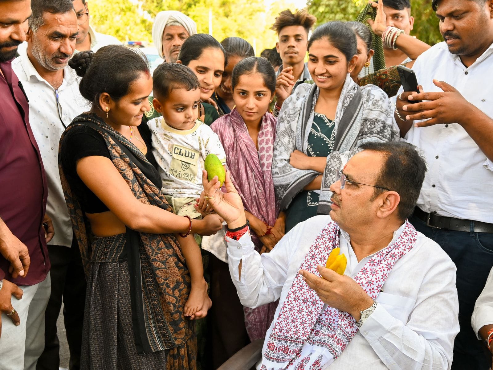 दिव्यांग बच्चे को लेकर अपने पति के तबादले की गुहार लगाती महिला। दिव्यांग बच्चे को लेकर अपने पति के तबादले की गुहार लगाती महिला।