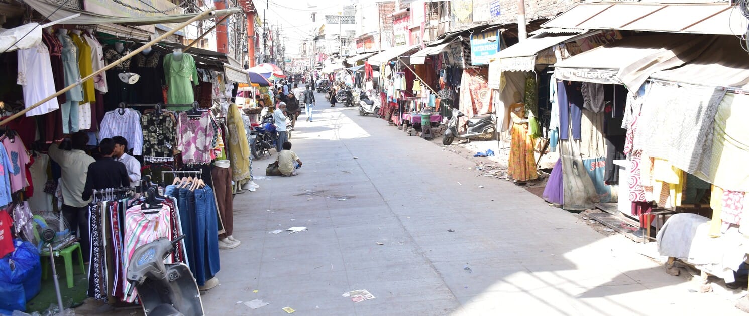 धूप के चलते बाजार में पसरा सन्नाटा।संवाद धूप के चलते बाजार में पसरा सन्नाटा।संवाद