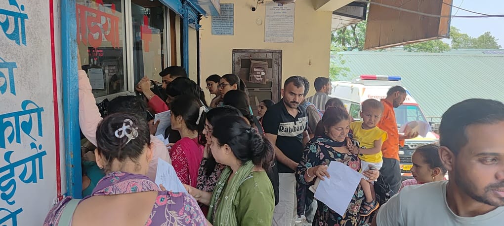 धर्मशाला अस्पताल में बुधावर को डिस्पेंसरी में दवाईयां लेने के लिए उमड़ी भीड़। अमर उजाला धर्मशाला अस्पताल में बुधावर को डिस्पेंसरी में दवाईयां लेने के लिए उमड़ी भीड़। अमर उजाला