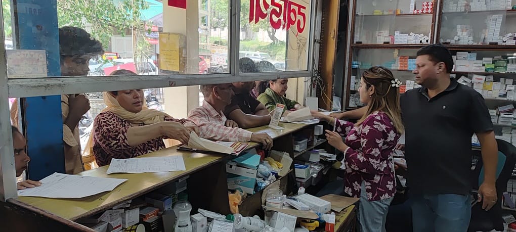 धर्मशाला अस्पताल में बुधावर को डिस्पेंसरी में दवाईयां लेने के लिए उमड़ी भीड़। अमर उजाला धर्मशाला अस्पताल में बुधावर को डिस्पेंसरी में दवाईयां लेने के लिए उमड़ी भीड़। अमर उजाला