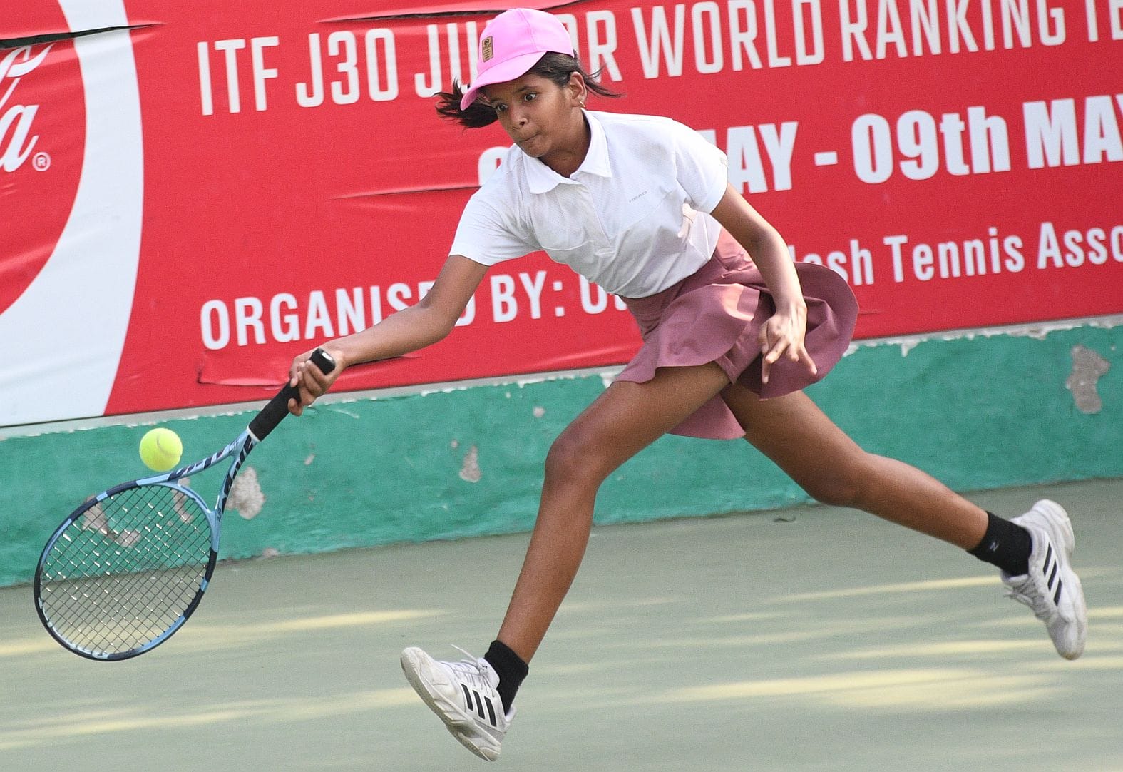 विजयंत खंड मिनी स्टेडियम के टेनिस एरीना में मुकाबले के दौरान एक्शन में खिलाड़ी। विजयंत खंड मिनी स्टेडियम के टेनिस एरीना में मुकाबले के दौरान एक्शन में खिलाड़ी।