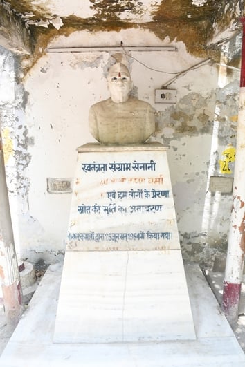 विद्यालय पहुंचे छात्राएं, परिजन व शिक्षिकाएं। इस दौरान हंगामा भी हुआ।