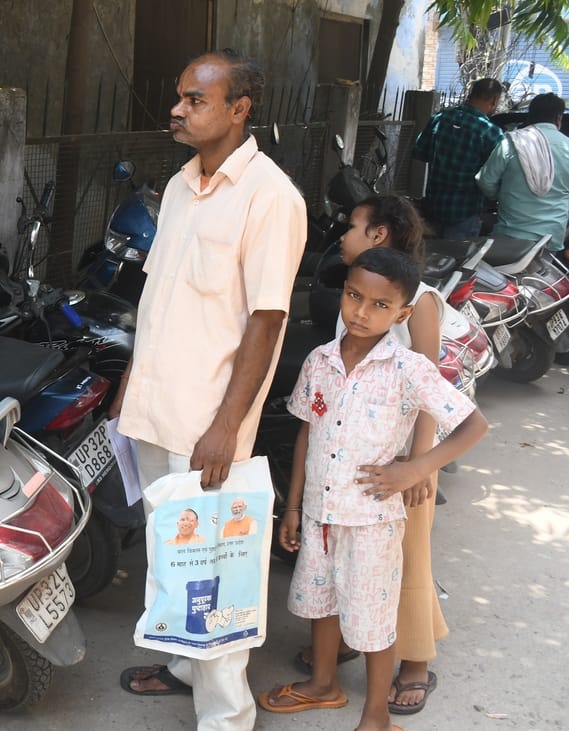 विद्यालय पहुंचे छात्राएं, परिजन व शिक्षिकाएं। इस दौरान हंगामा भी हुआ।