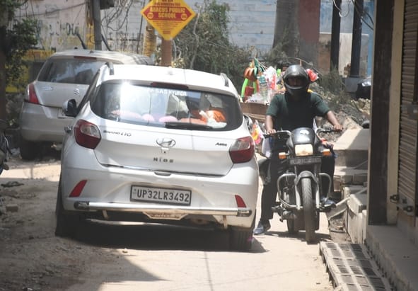 विद्यालय पहुंचे छात्राएं, परिजन व शिक्षिकाएं। इस दौरान हंगामा भी हुआ।