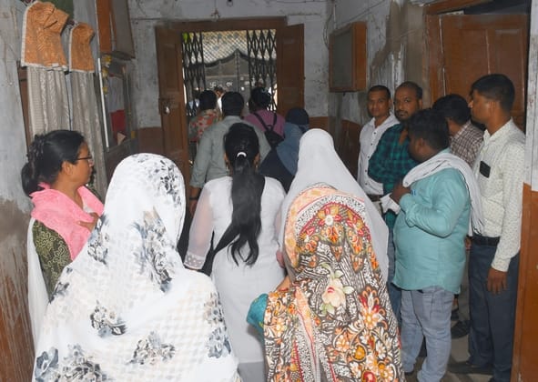 विद्यालय पहुंचे छात्राएं, परिजन व शिक्षिकाएं। इस दौरान हंगामा भी हुआ।