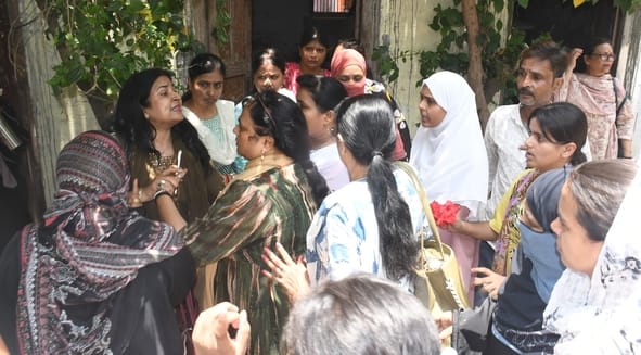 विद्यालय पहुंचे छात्राएं, परिजन व शिक्षिकाएं। इस दौरान हंगामा भी हुआ।